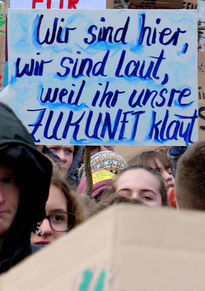 Wir sind hier, wir sind laut, weil ihr unsere Zukunft klaut, Berlin, 25.01.2019 (cropped)