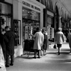 Winkelend publiek in de Rue de Rivoli, Bestanddeelnr 254-0303