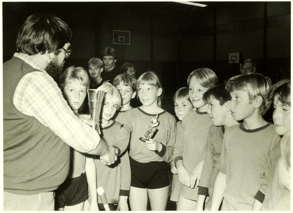 Winnaars schoolkorfbal. NL-HlmNHA 5400465534