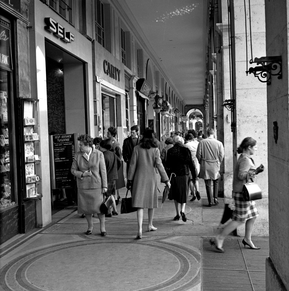 Winkelend publiek in de Rue de Rivoli, Bestanddeelnr 254-0301