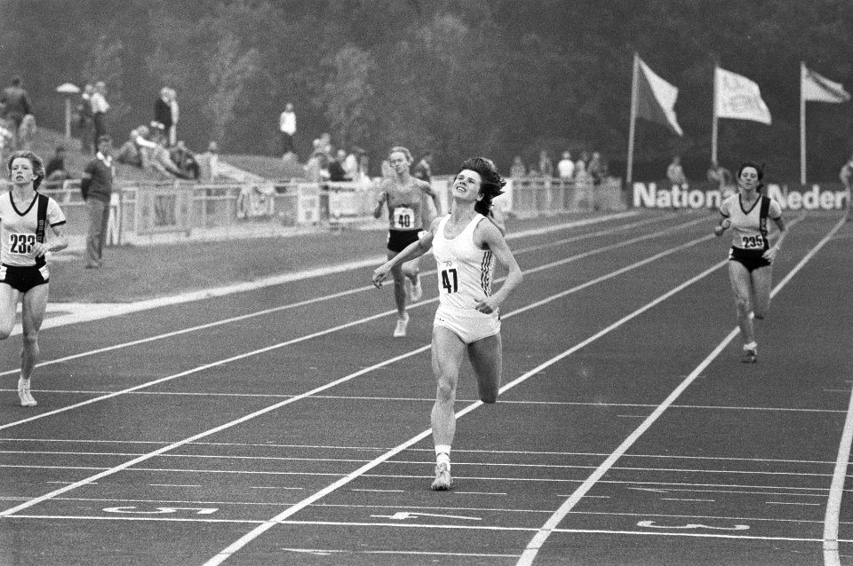 Winnares Els Vader in aktie op de 200m, Bestanddeelnr 931-6172