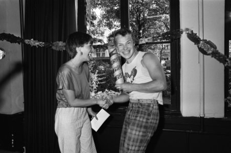 Winnares Marloes van den Heuvel winnares van de Pissuise-prijs 1981 en Pieter Ti, Bestanddeelnr 931-6625