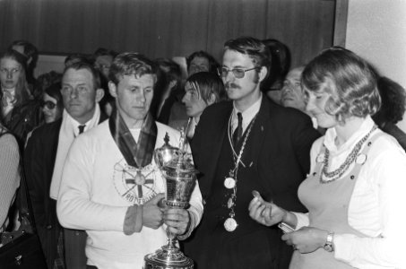 Winnaars Hans de Hoog (links, met beker) en rechts Ingrid Dusseldorp met medail…, Bestanddeelnr 924-4896