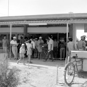 Winkelcentrum in een nieuwbouwwijk in Dimona met winkelend publiek, Bestanddeelnr 255-3578