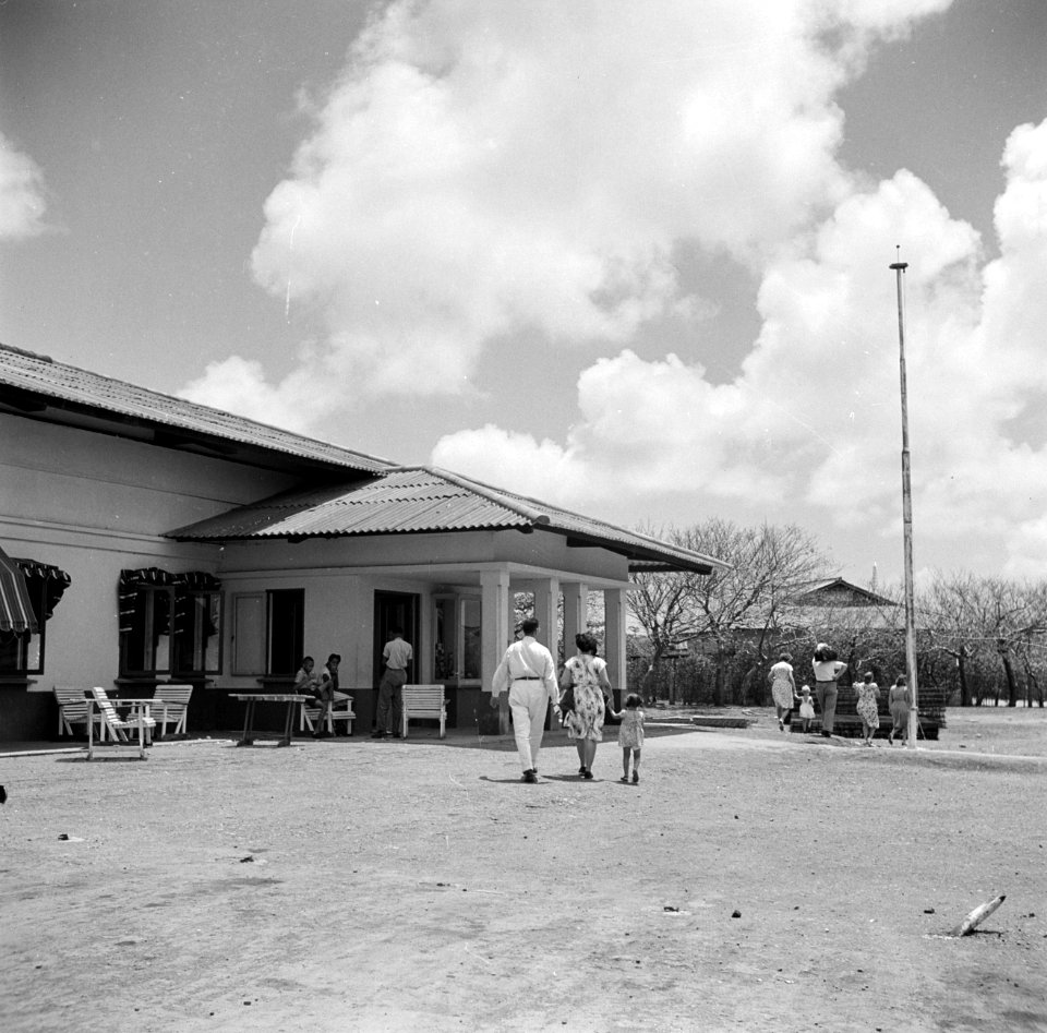 Winkelcomplex Henderson in de wijk Rio Canario bij de olieraffinaderij van de CP, Bestanddeelnr 252-7767