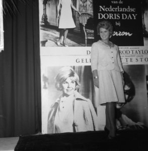 Winnares van de verkiezingen, mejuffrouw Lidy Spaargaren, poserend voor een Dori, Bestanddeelnr 918-4231