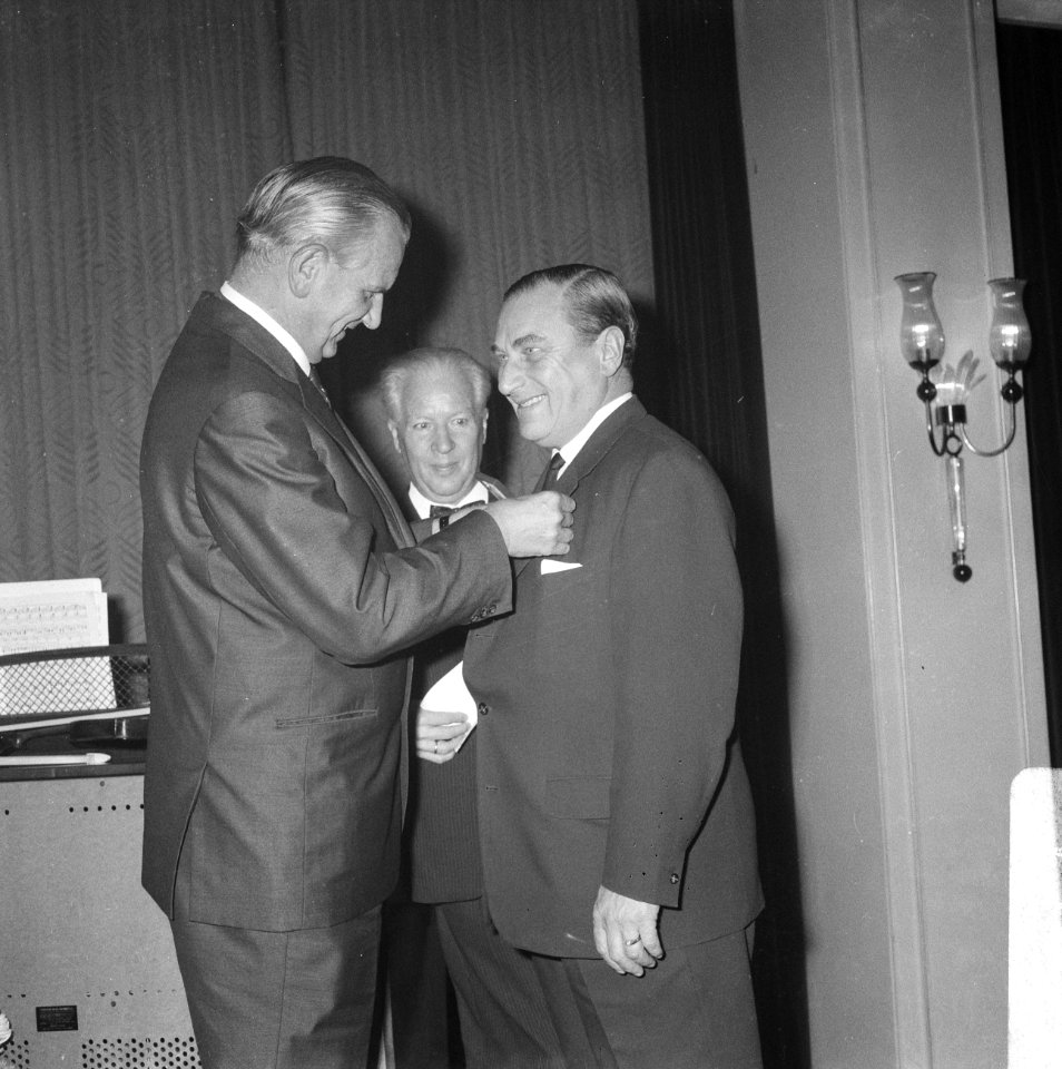 Winnaars Bob Scholte en Arie Maasland. Arie Maasland (Malando) krijgt een speld…, Bestanddeelnr 919-6950