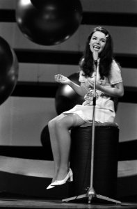 Winnares Dana (Ierland) zingt, Bestanddeelnr 923-3688
