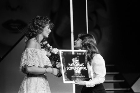 Winnares Bernadette (l) wordt gefeliciteerd door de Duitse zangeres Nicole, Bestanddeelnr 932-5149