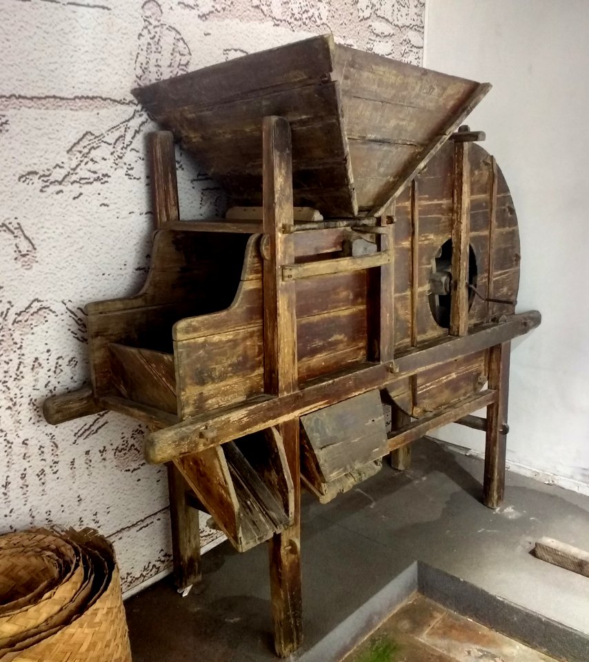 Winnowing machine (Longgang Museum of Hakka Culture)