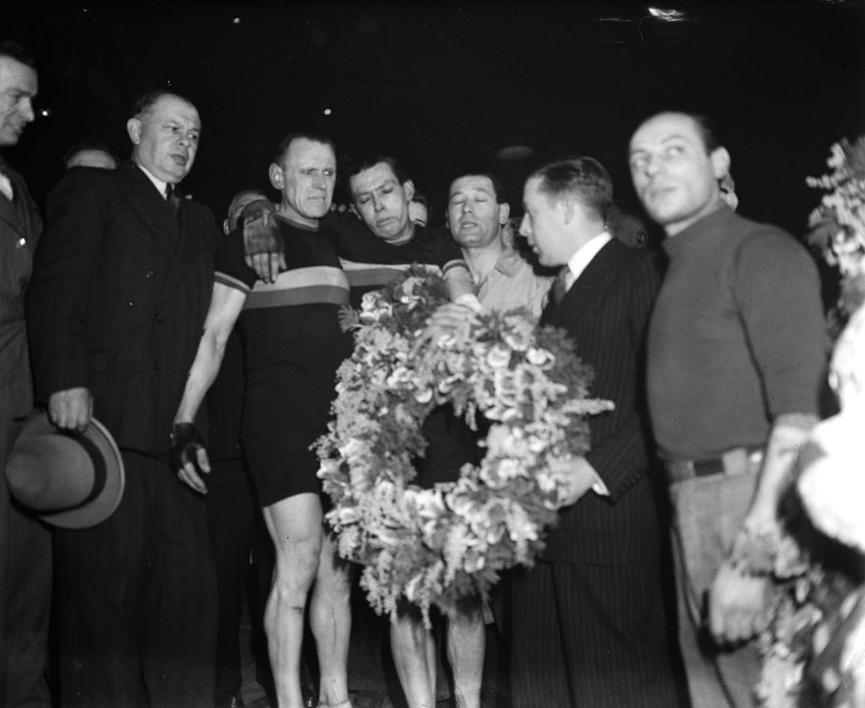 Winnende koppel Zesdaagse Antwerpen. Omer de Bruycker en Achiel Bruneel, Bestanddeelnr 902-0480