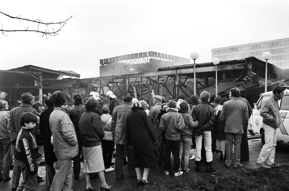Winkelcentrum in Uithoorn uitgebrand op oudejaarsnacht t.g.v. brandstichting op , Bestanddeelnr 933-1910