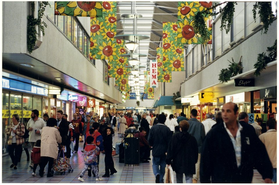 Winkelcentrum Schalkwijk, Rivièradreef, ziende naar het zuiden. NL-HlmNHA 54036980