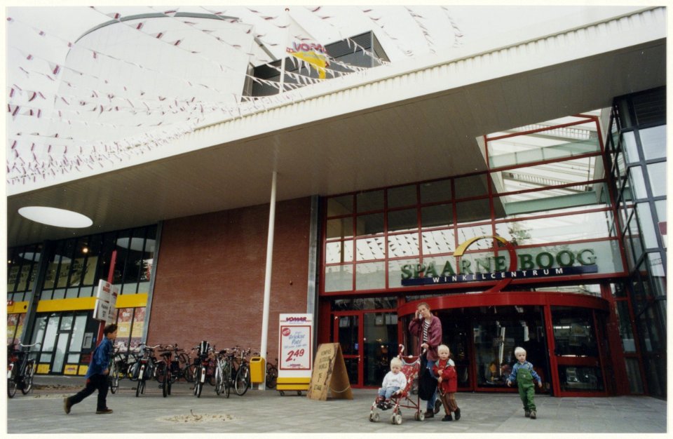 Winkelcentrum Spaarneboog aan de Paul Krugerkade. NL-HlmNHA 54037225