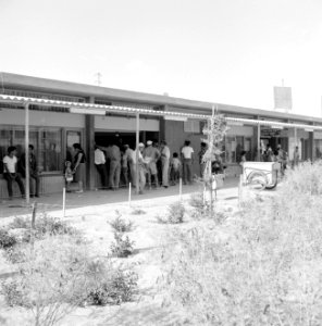 Winkelcentrum in een nieuwbouwwijk in Dimona met winkelend publiek, Bestanddeelnr 255-3577