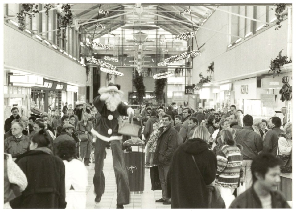 Winkelcentrum Schalkwijk, Rivièradreef tijdens kerstdrukte, ziende naar het zuiden. NL-HlmNHA 54035171