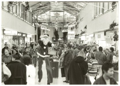 Winkelcentrum Schalkwijk, Rivièradreef tijdens kerstdrukte, ziende naar het zuiden. NL-HlmNHA 54035171