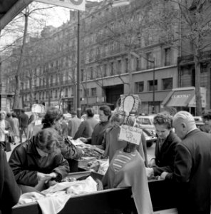 Winkelend publiek rond een kraam met kleding, Bestanddeelnr 254-0362 photo