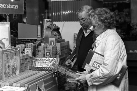 Winkelende dames, bepakt met kadoos, Bestanddeelnr 931-8089