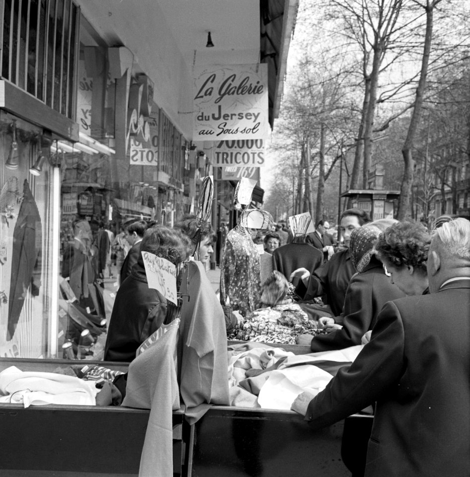 Winkelend publiek bij een stoffenkraam van warenhuis Galeries Lafayette, Bestanddeelnr 254-0353