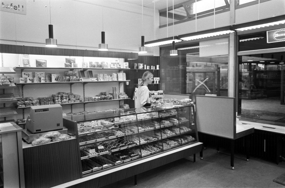 Winkelen in winkelcentrum in Bijlmermeer, Bestanddeelnr 921-9961