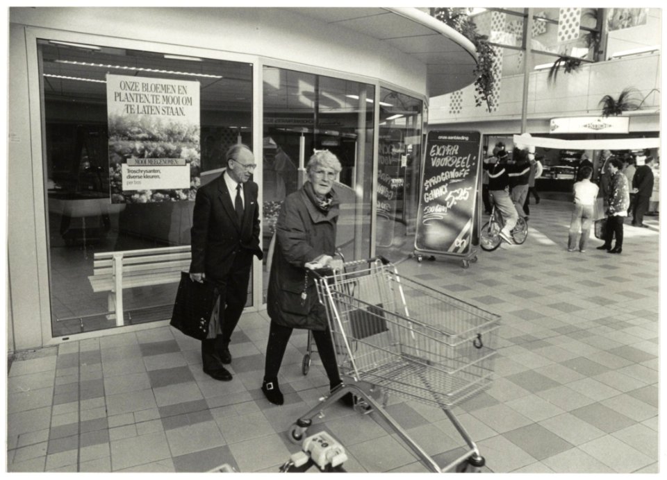 Winkelcentrum Schalkwijk, Rivièradreef nabij het Evert Haverkortplein. NL-HlmNHA 54033980