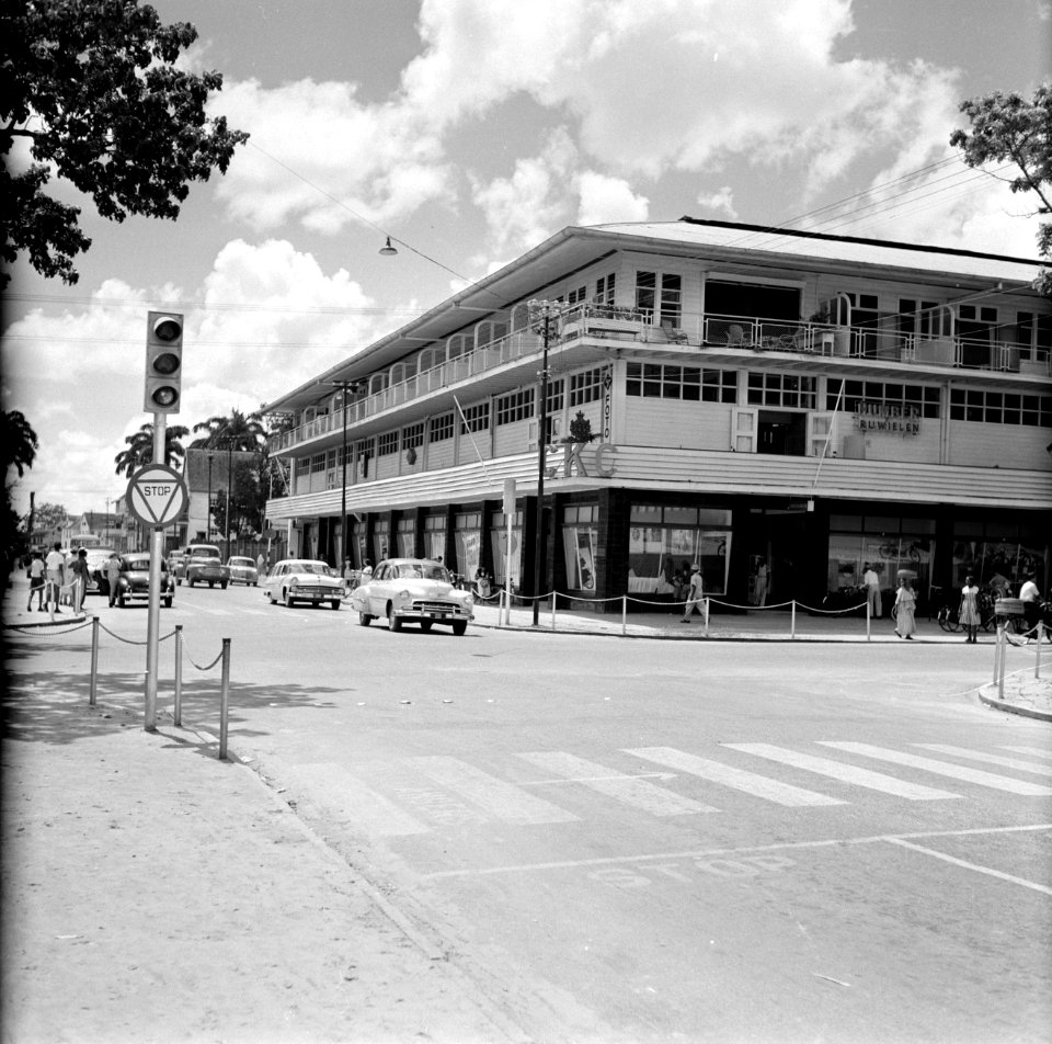 Winkelpand in Paramaribo met onder andere een fotowinkel en een rijwielenhandel., Bestanddeelnr 252-4942