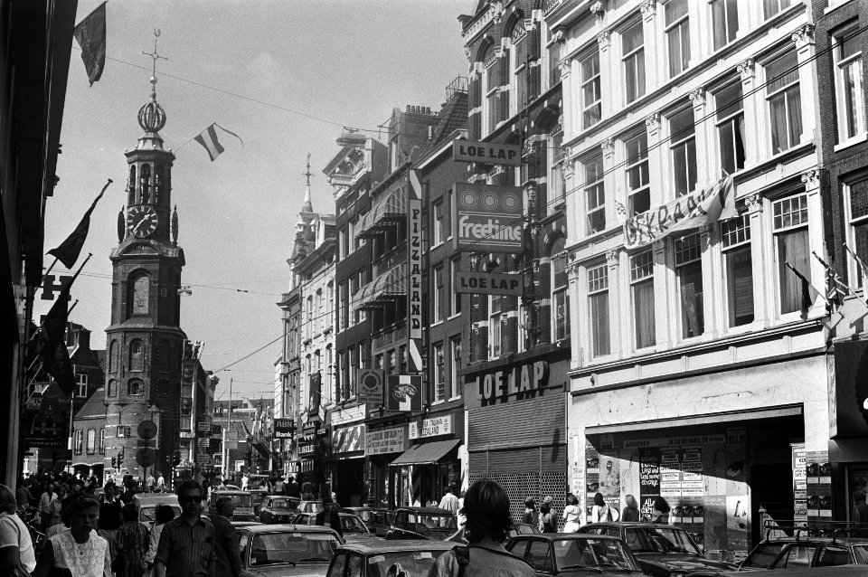 Winkelpand in Amsterdamse Reguliersbreestraat gekraakt op de achtergrond de Mun, Bestanddeelnr 931-6633