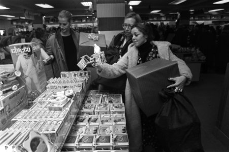 Winkelende dames, bepakt met kadoos, Bestanddeelnr 931-8088