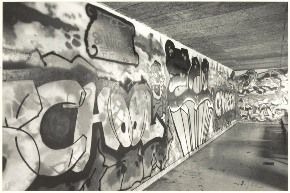 Winkelcentrum Schalkwijk, Constant Lamp-Rivièradreef, graffitti. NL-HlmNHA 54023388 02