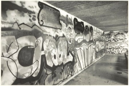 Winkelcentrum Schalkwijk, Constant Lamp-Rivièradreef, graffitti. NL-HlmNHA 54023388 02
