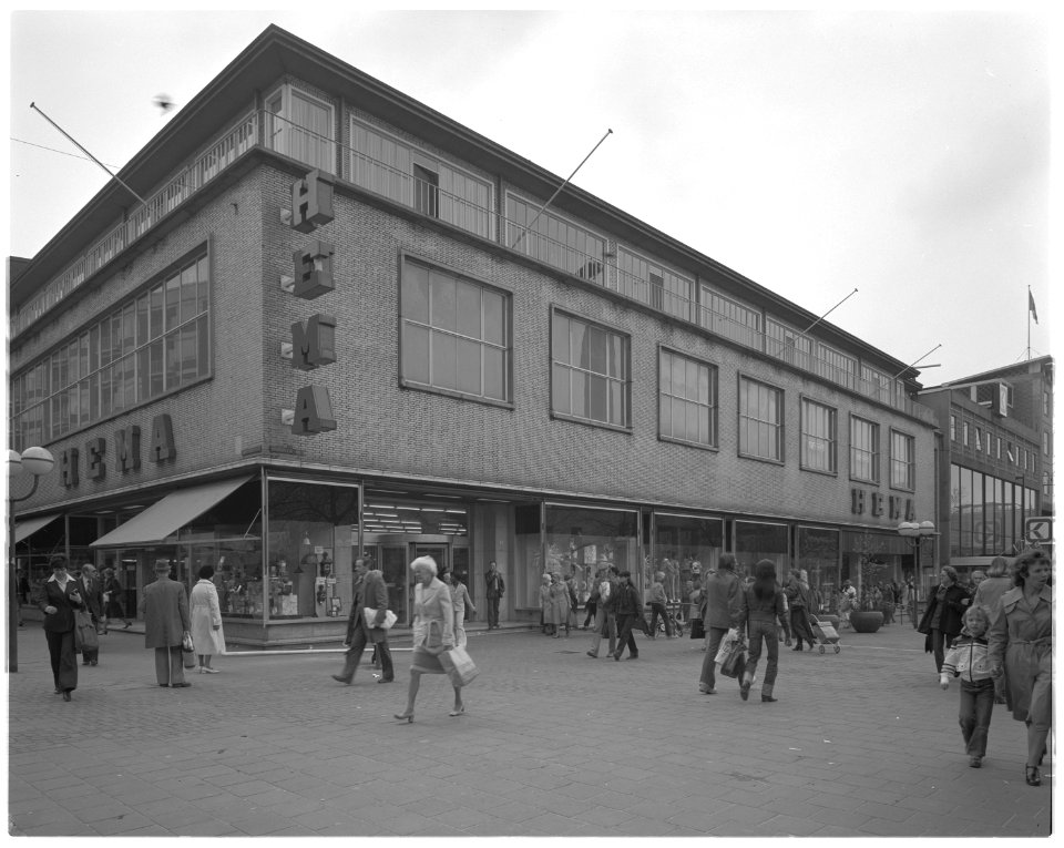 Winkelend publiek bij de HEMA op de Korte Hoogstraat - Beursplein 1978
