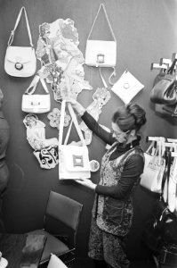 Wintervakbeurs koffers, lederwaren, souveniers, Utrecht dame met tas, Bestanddeelnr 924-1440