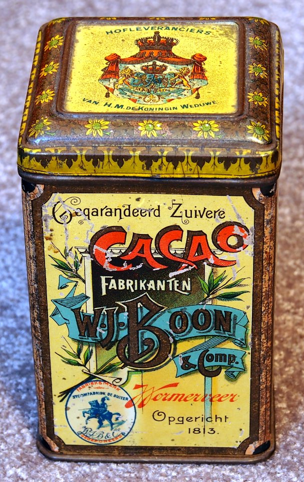 WJ Boon & Comp, Wormerveer, Hofleveransiers van HM de Koningin Weduwe, Cacao blikje met afbeelding van arreslee, molens en trein, foto1