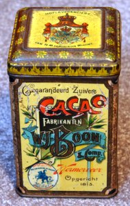 WJ Boon & Comp, Wormerveer, Hofleveransiers van HM de Koningin Weduwe, Cacao blikje met afbeelding van arreslee, molens en trein, foto1