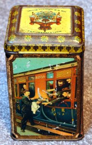 WJ Boon & Comp, Wormerveer, Hofleveransiers van HM de Koningin Weduwe, Cacao blikje met afbeelding van arreslee, molens en trein, foto3