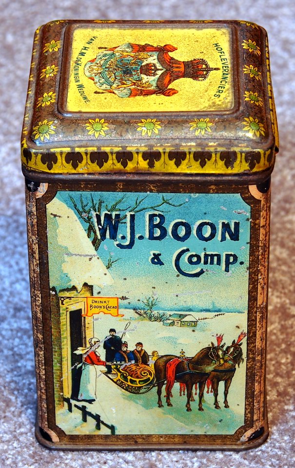 WJ Boon & Comp, Wormerveer, Hofleveransiers van HM de Koningin Weduwe, Cacao blikje met afbeelding van arreslee, molens en trein, foto2
