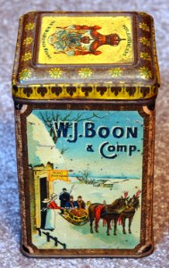 WJ Boon & Comp, Wormerveer, Hofleveransiers van HM de Koningin Weduwe, Cacao blikje met afbeelding van arreslee, molens en trein, foto2