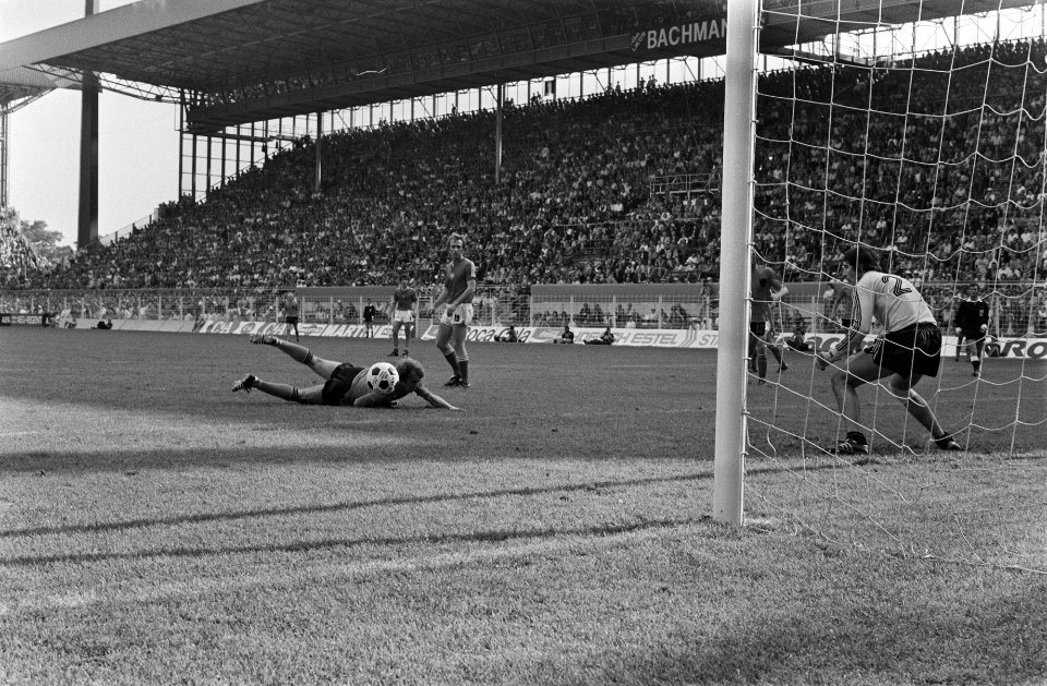 WK 74 Dortmund, Nederland tegen Bulgarije 4-1 Theo de Jong scoort 4e doelpunt m, Bestanddeelnr 927-2757