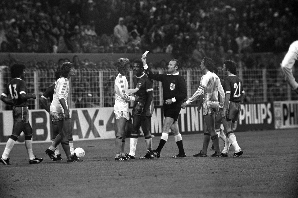 WK 74 Nederland tegen Brazilie 2-0, gele kaart voor Johnny Rep, Bestanddeelnr 927-3036