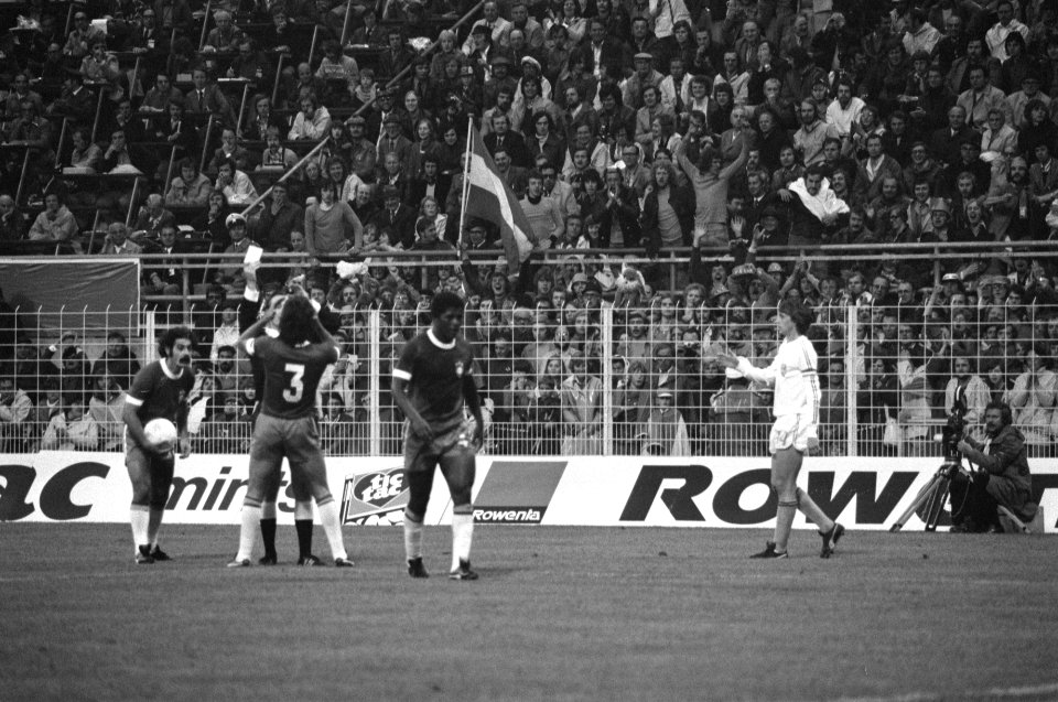 WK 74 Nederland tegen Brazilie 2-0, gele kaart voor Marinho (3), Bestanddeelnr 927-3034