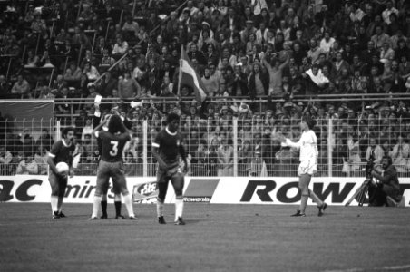 WK 74 Nederland tegen Brazilie 2-0, gele kaart voor Marinho (3), Bestanddeelnr 927-3034