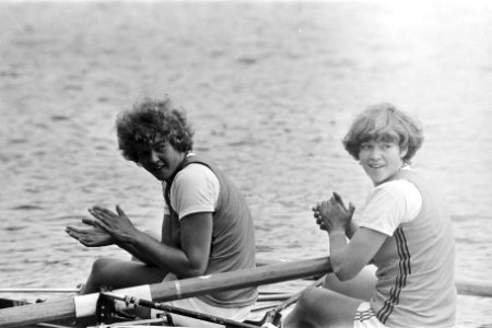 WK roeien Bosbaan Joke Dierdorp (l) en Karin Abma klappen voor dames DDR die ee, Bestanddeelnr 929-3244