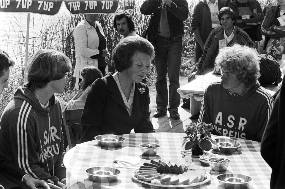WK roeien Bosbaan Prinses Beatrix in gesprek met Joke Dierdorp en Karin Abma, Bestanddeelnr 929-3250