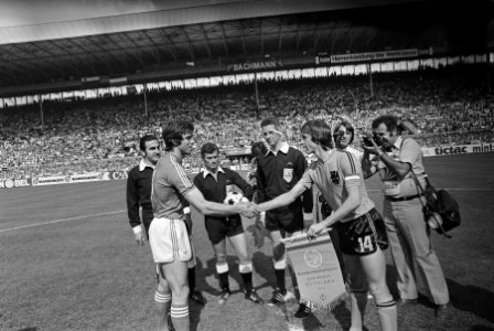 WK 74 Dortmund, Nederland tegen Bulgarije 4-1 toss en uitwisseling vaantjes, Bestanddeelnr 927-2763