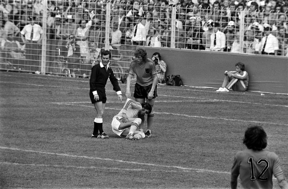 WK 74 Dortmund, Nederland tegen Bulgarije 4-1 Jongbloed geblesseerd op de grond, Bestanddeelnr 927-2769
