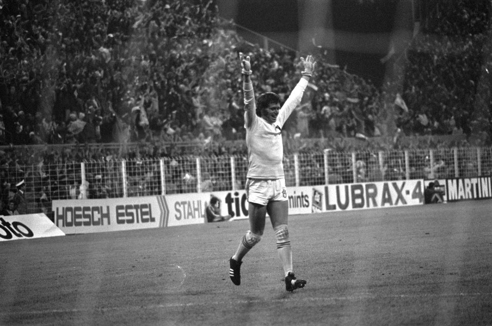 WK 74 Nederland tegen Brazilie 2-0, Jan Jongbloed juicht na doelpunt, Bestanddeelnr 927-3037