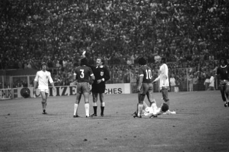 WK 74 Nederland tegen Brazilie 2-0, gele kaart voor Marinho (3), Bestanddeelnr 927-3035