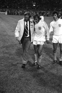 WK 74 Nederland tegen Brazilie 2-0, dr Kessel en Neeskens verlaten veld Rechts, Bestanddeelnr 927-3038