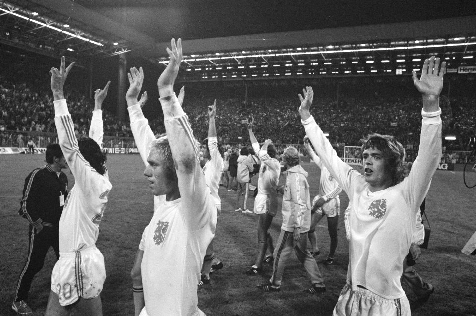 WK 74 Nederland tegen Brazilie 2-0, juichende spelers bedanken publiek Links Ru, Bestanddeelnr 927-3022